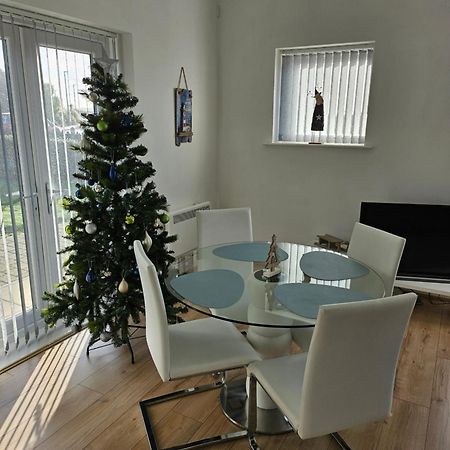לאנלי Coastal Apartment With Beach On Your Doorstep! מראה חיצוני תמונה