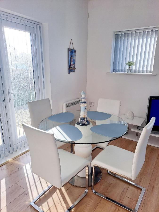 לאנלי Coastal Apartment With Beach On Your Doorstep! מראה חיצוני תמונה